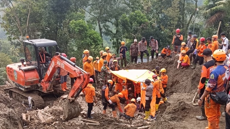 Ilustrasi Evakuasi Korban Tanah Longsor (Foto Istimewa)