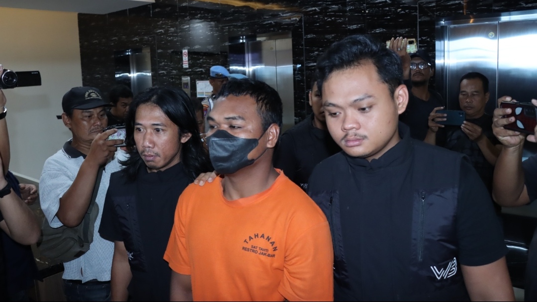 UR Pelaku Kasus Pembunuhan Digelandang Polisi Jakarta Barat (Foto Istimewa)