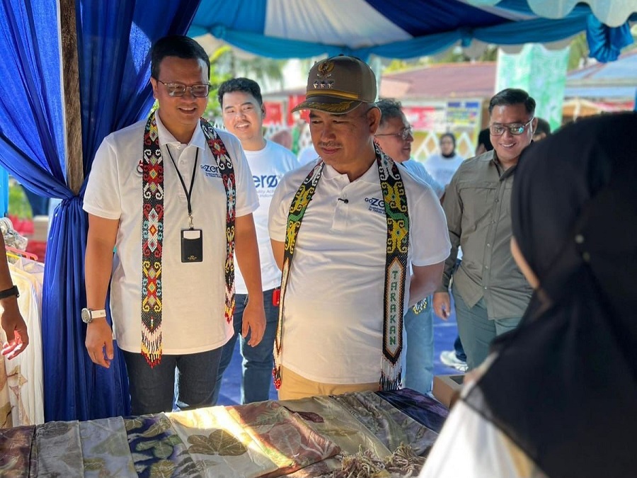 VP Sustainability Telkom Gunawan Wasisto Ciptaning Andri (kiri) dan Wali Kota Tarakan dr. H. Khairul, M.Kes (kanan) saat mengunjungi booth UMKM lokal unggulan binaan Rumah BUMN Telkom saat roadshow GoZero% Goes to Borneo di Tarakan, Kalimantan Utara.