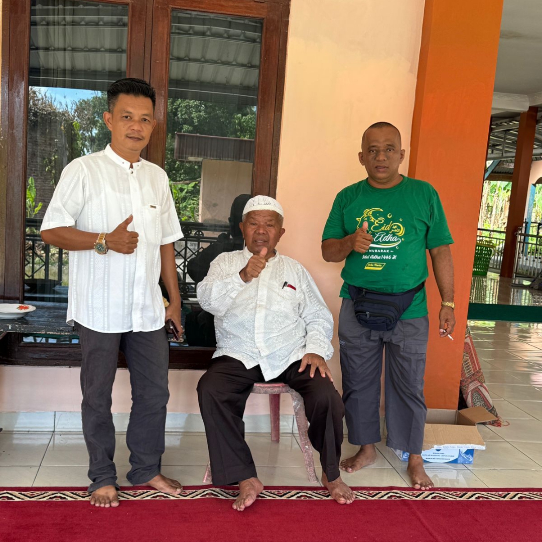 Ketua Pusbakum SAW DKI Jakarta Jecki Efrado Bersama Ketua DKM Mushalla Al Mukhlisin H Ismail dan Masyarakat (Foto Istimewa)