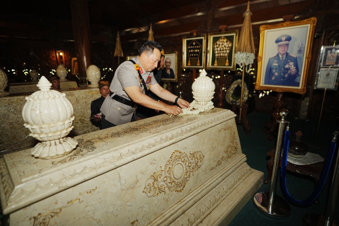 Kapolri Jenderal Listyo Sigit Prabowo melakukan ziarah ke makam Presiden ke-2 RI Soeharto (Foto Istimewa)