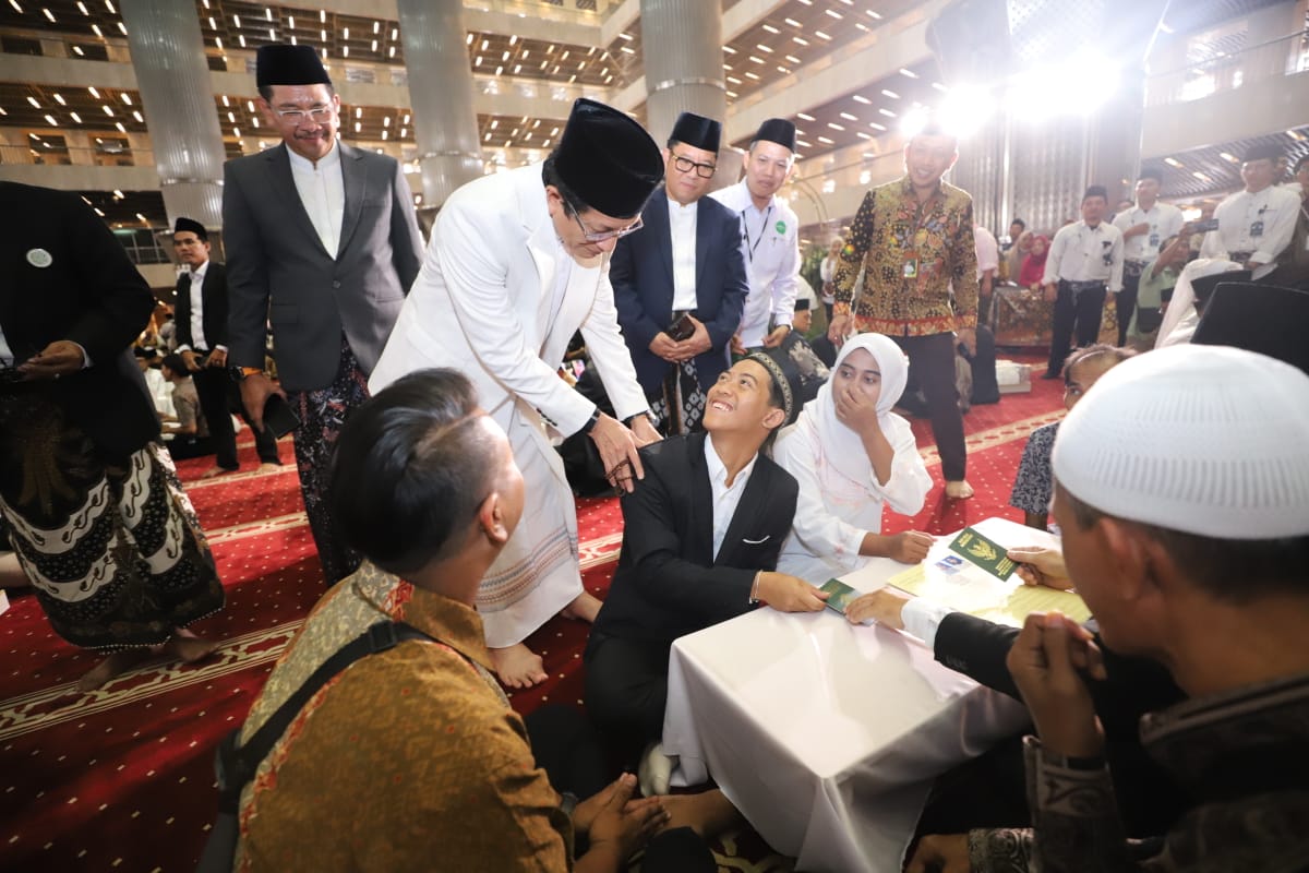 Menag Nasaruddin Umar saat berbincang dengan pasangan muda pada Nikah Massal Gratis di Masjid Istiqlal, Jakarta. (Dok. Kemenag)

