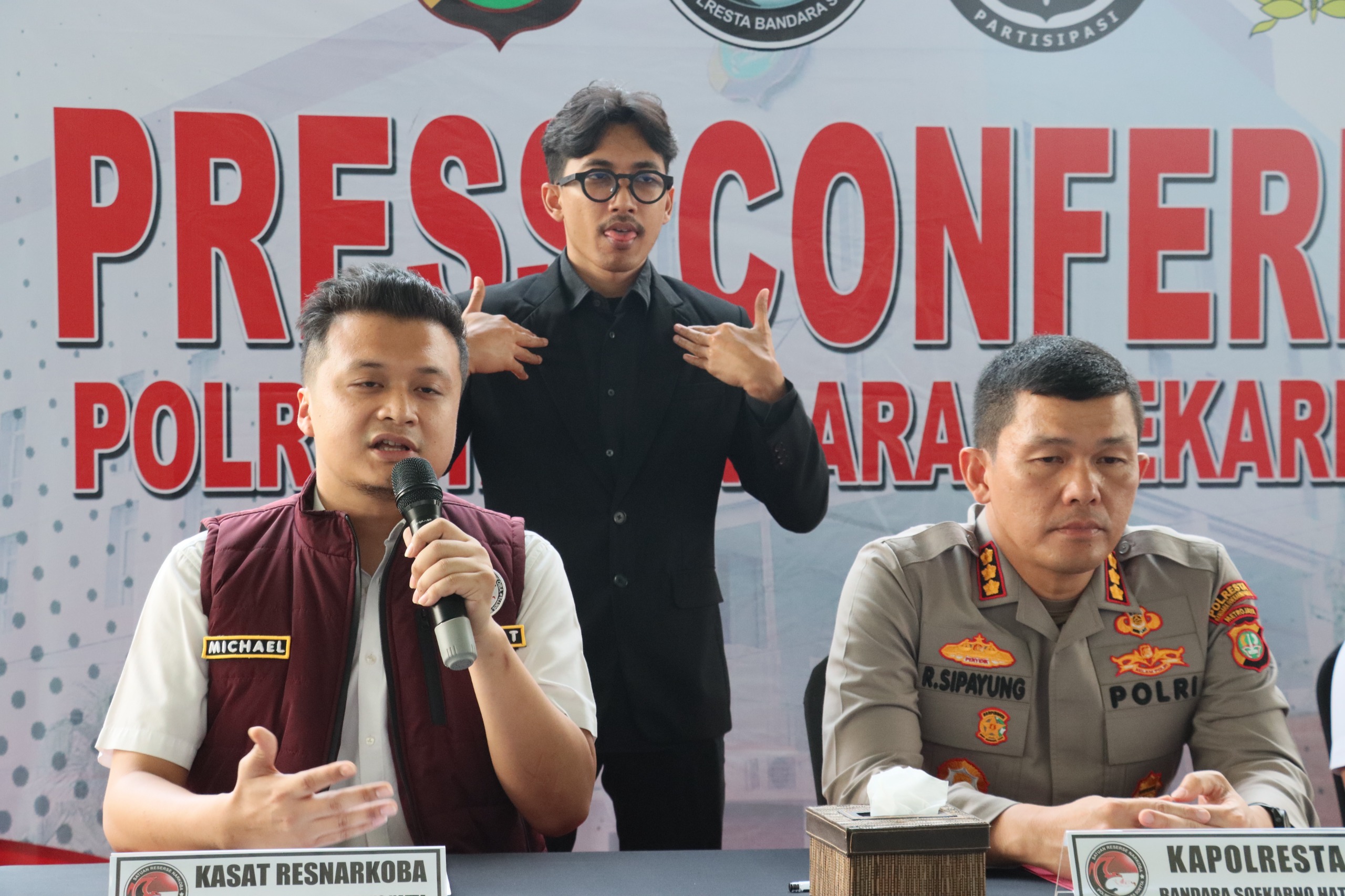 Kapolresta Bandara Soetta Kombes Pol Ronald Sipayung dan Kasat Resnarkoba AKP Michael Tandayu (Foto Istimewa)