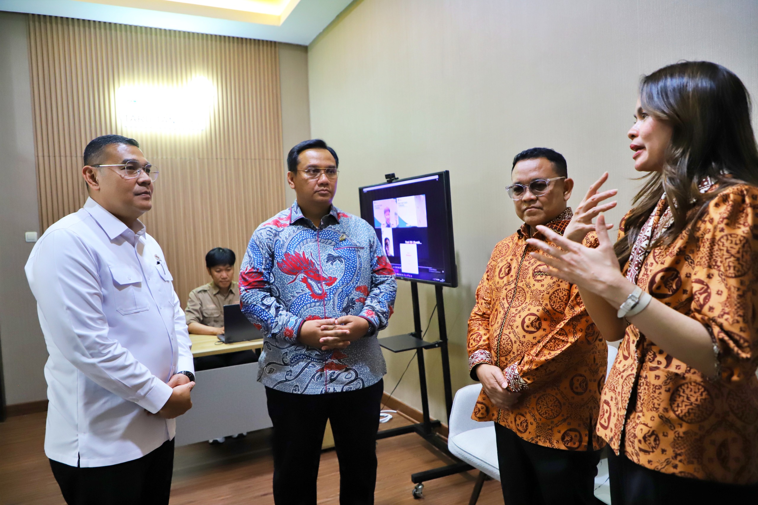Wakil Menteri Agraria dan Tata Ruang/Wakil Kepala BPN Ossy Dermawan saat melakukan Kunjungan Kerja ke Kantor Pertanahan Kota Tangerang Selatan (Foto Istimewa)