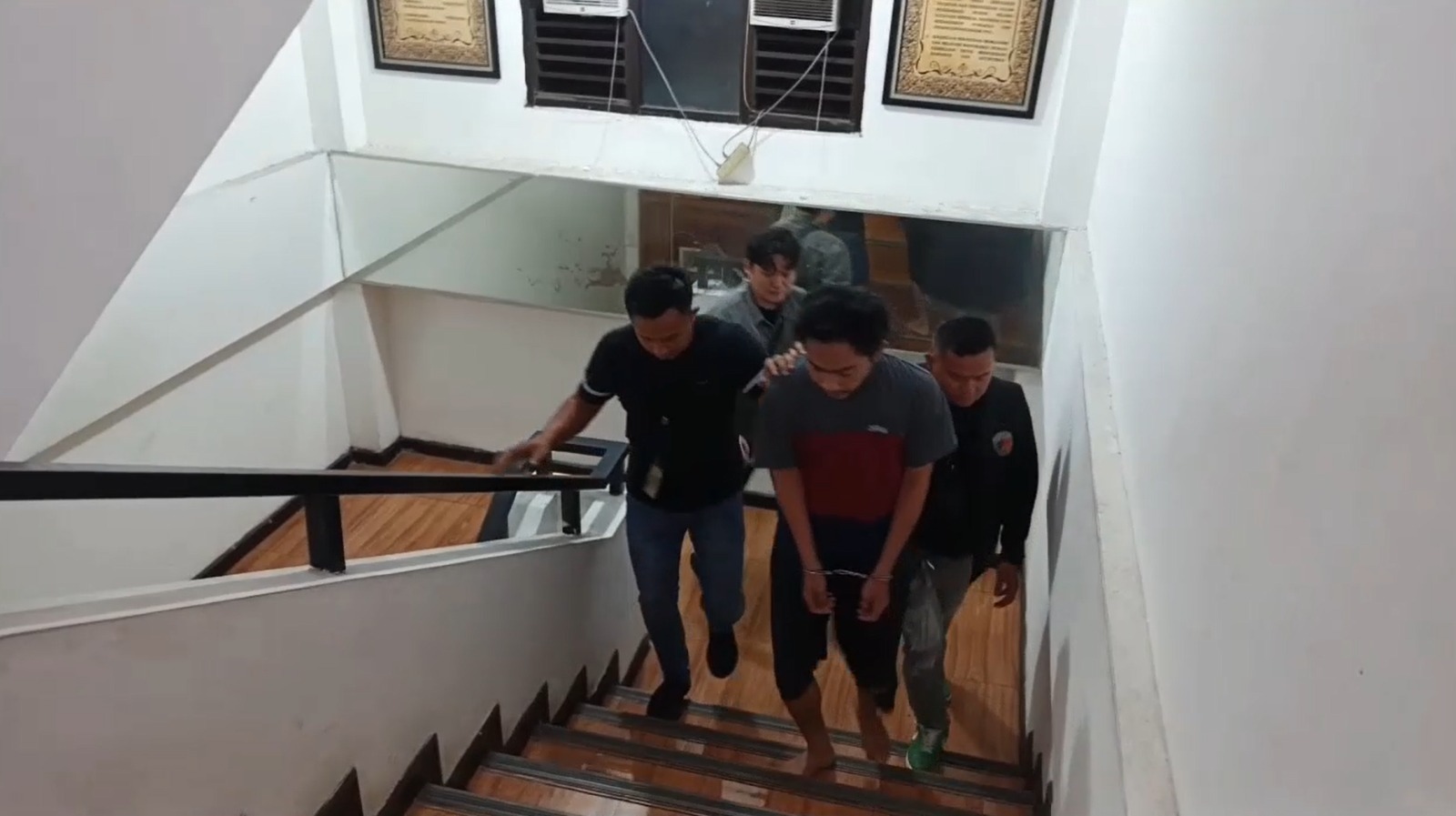 Pelaku SB Digelandang Petugas Polsek Tambora Jakarta Barat (Foto Istimewa)