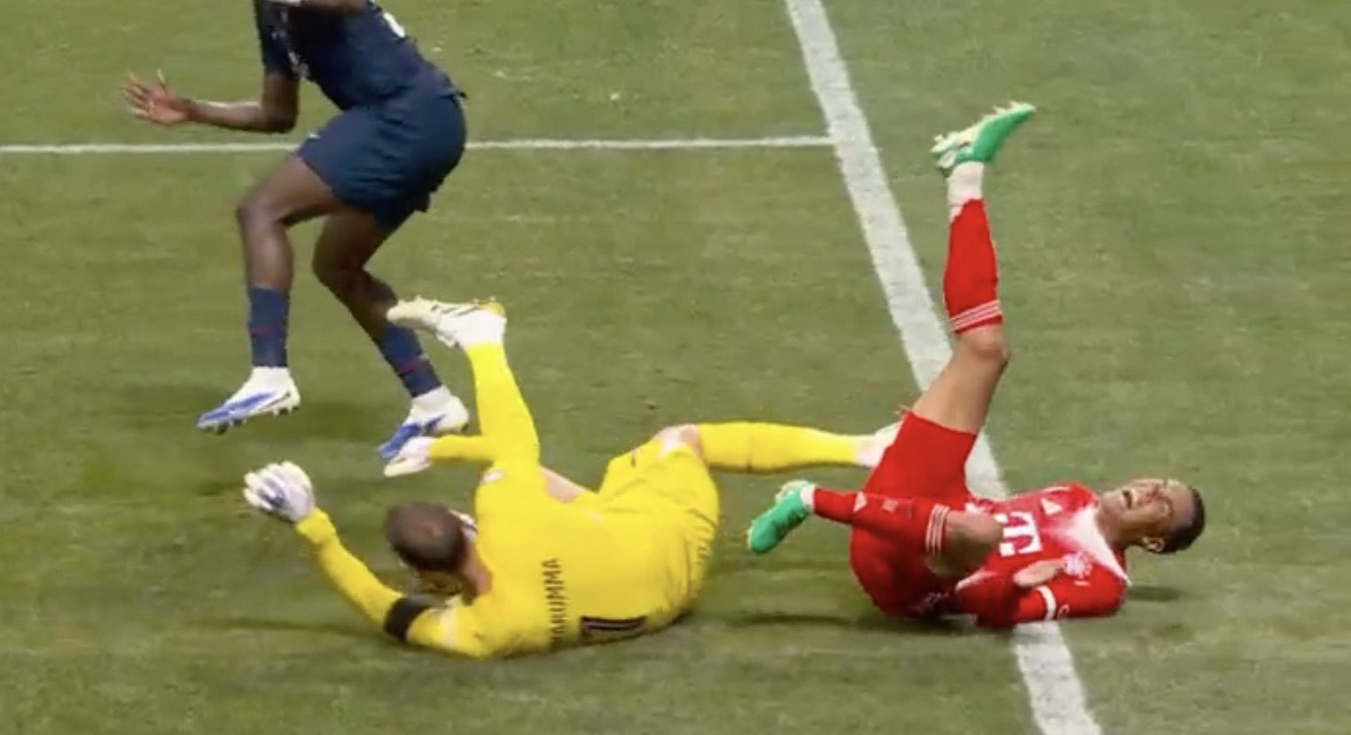 
Musiala menjerit kesakitan cedera pergelangan kakinya saat tabrakan dengan Donnarumma. (Dok. X/@strootsys)
