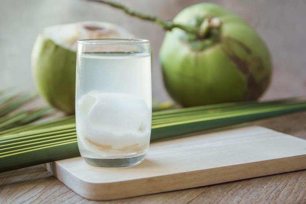 Kebaikan-yang-Didapatkan-dengan-Minum-Air-Kelapa-Muda-di-Pagi-Hari (1)