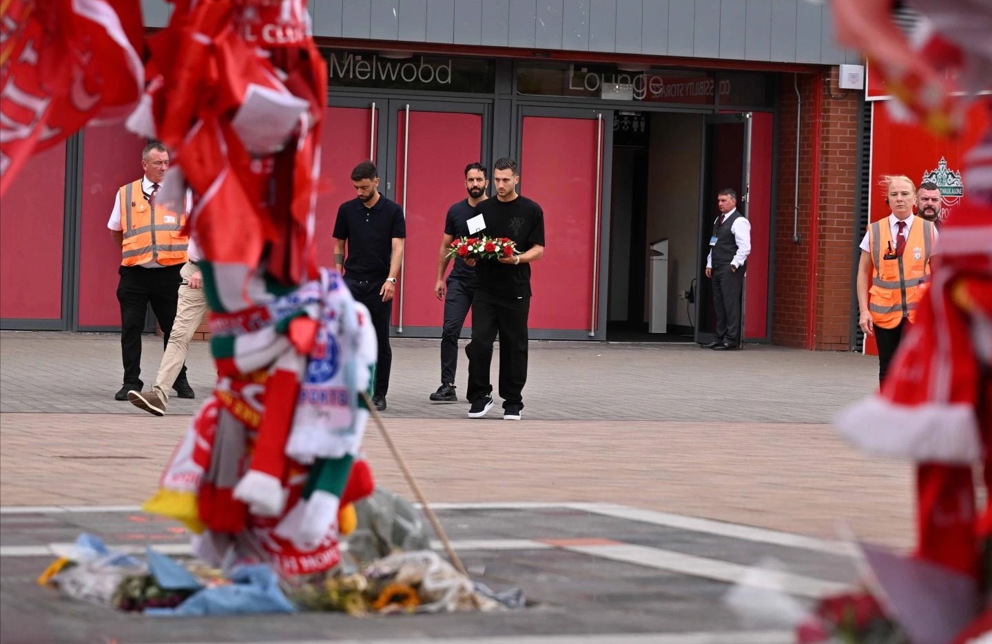 
Ruben Amorim, Bruno Fernandes, dan Diogo Dalot beri penghormatan untuk mendiang Jota dan Silva di Anfield, Selasa, 15 Juli 2025. (Dok. Liverpoolfc.com)
