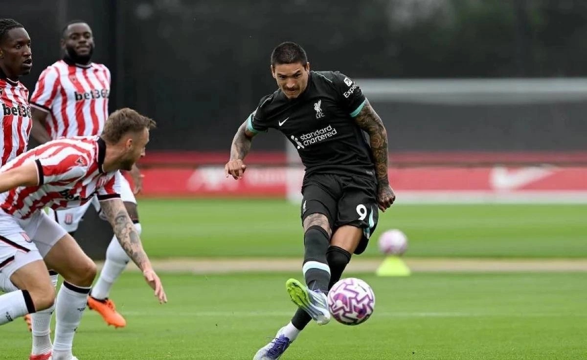 Aksi Nunez (berbaju hitam) cetak gol saat lawan dan Stoke City. (Foto: LFC)