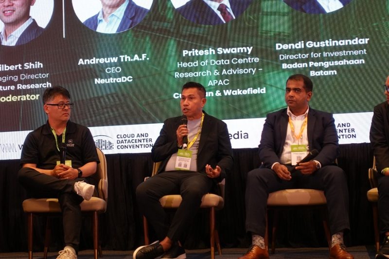CEO NeutraDC Group Andreuw Th.A.F (kedua dari kiri) saat diskusi panel pada acara SIJORI - Cloud and Datacenter Convention 2025, di Singapura, Kamis (10/7).