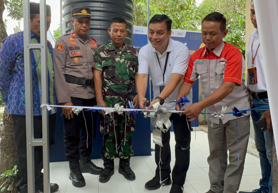 Peresmian bantuan sanitasi air bersih oleh GM Witel Nusa Tenggara Muhammad Kafin Latif (ketiga dari kanan), beberapa waktu yang lalu.