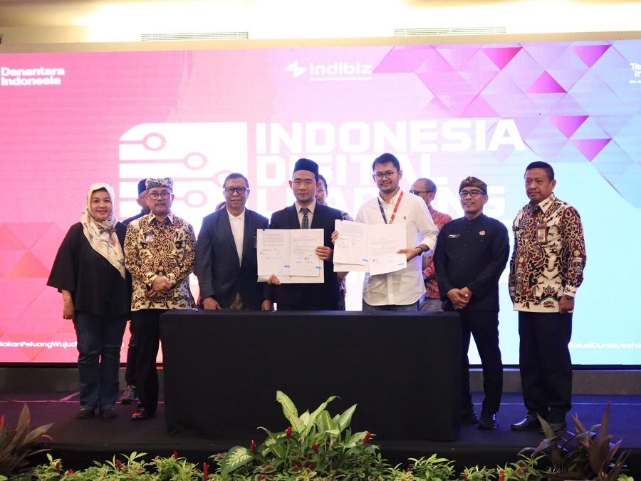 (kiri ke kanan) SM Regional SME Service Telkom Sonya Soraya, Bupati Cirebon Drs. H. Imron Rosyadi, M.Ag, GM Telkom Priangan Timur Nugroho Setio Budi, Perwakilan Kepala Sekolah program Indonesia Digital Learning, Manager Business Service Telkom, Kadisdik Prov. Jabar, Dr. H. Purwanto, S.Pd.,M.Pd, dan Kadisdik Kab. Cirebon, H Ronianto S.Pd., MM saat acara pelatihan Digital Deep Learning &amp; Creative Teaching, beberapa waktu yang lalu.