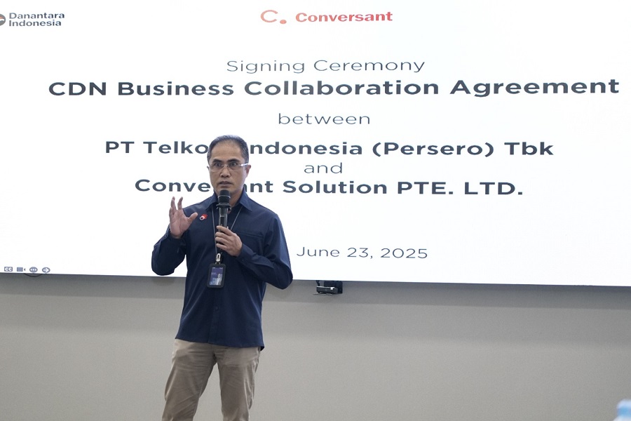 Direktur Wholesale &amp; International Service Telkom Honesti Basyir saat memberikan sambutan pada acara penandatanganan perjanjian kerja sama penyediaan layanan Content Delivery Network as a Service (CDN as a Service/CaaS) di Indonesia antara Telkom dan Conversant di Telkom Landmark Tower, Jakarta, pada senin (23/6).