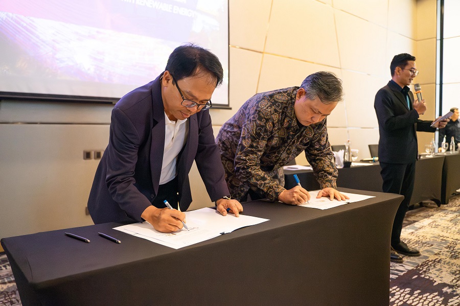 CEO NeutraDC Nxera Batam Indrama YM Purba (kiri), dengan Director, Chief Commercial and Business Development Officer PT Medco Power Femi Firsadi Sastrena (kanan), melakukan penandatanganan MoU terkait implementasi penggunaan energi terbarukan untuk operasional data center, di Batam, Senin (7/7).