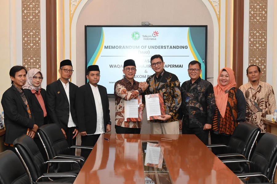 EVP Telkom Regional II Edie Kurniawan (Keempat dari kanan) dan Ketua Yayasan Waqaf Al Muhajirien Jakapermai Mohammad Syafiudin (Kelima dari kiri) beserta jajaran dari masing-masing pihak usai penandatanganan MoU, di Bekasi, Jumat (18/7).