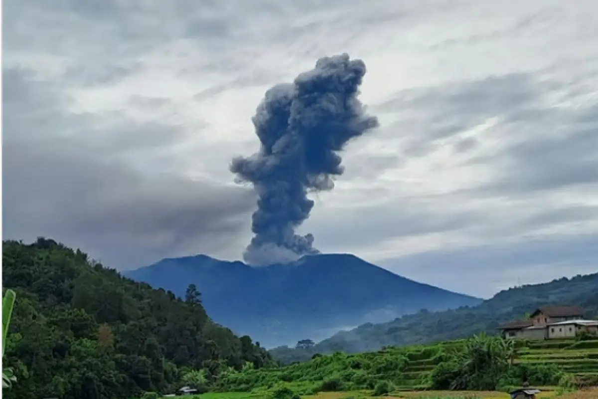 Dok. Gunung Marapai kemnali meletus dengan tinggi 1,6 KM pada Rabu (23/7/2025). (Sumber : Instagram/kaba.bukittinggi)