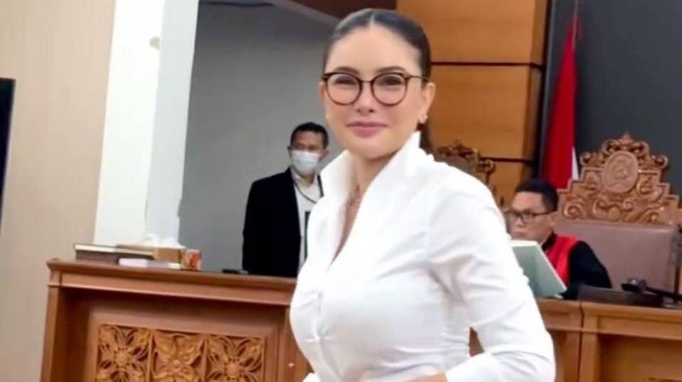 Artis Nikita Mirzani usai sidang di PN Jaksel. 