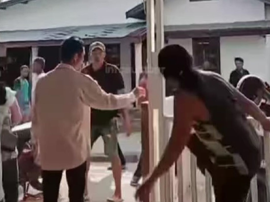 Perusakan rumah doa di Kelurahan Padang Sarai, Kecamatan Koto Tangah, Padang, Sumatera Barat, Minggu (27/7/2025) sore. (Tangkapan layar video Instagram @infosumbar)

