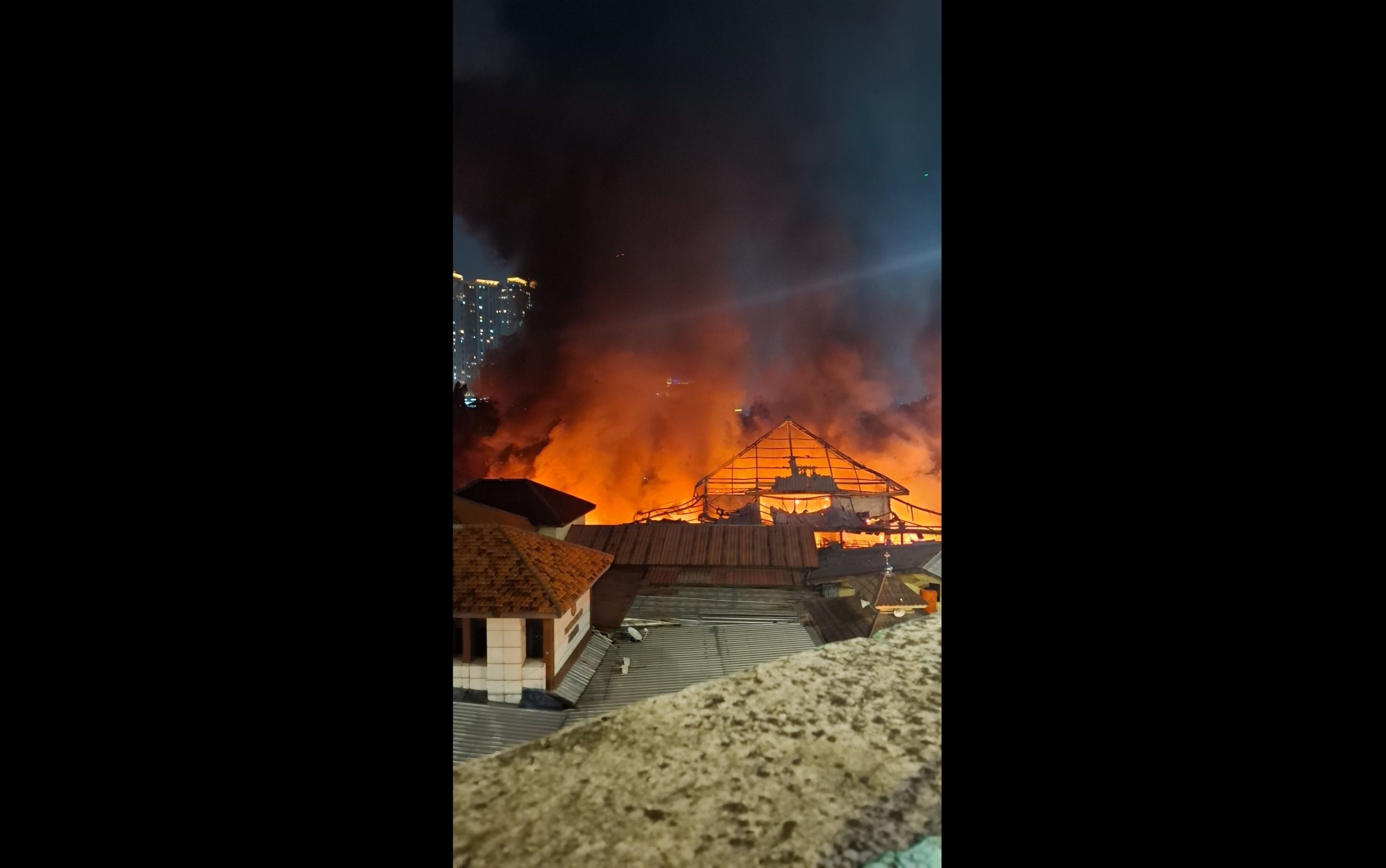 Ratusan kios ludes terbakar di Pasar Taman Puring. (Dok. X)

