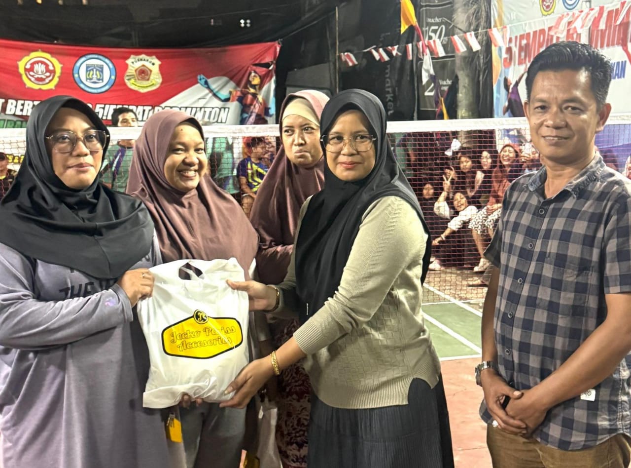 Ketua Srikandi DPW Pusbakum Satria Advokasi Wicaksana DKI Jakarta Ny Marda Yenti Jecky Membagikan Hadiah Doorprize (Foto Ist)