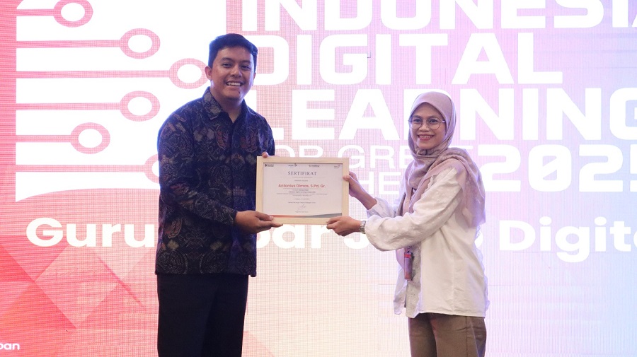Peserta Pelatihan Indonesia Digital Learning (Kiri) dan Presales Coordinator Pijar Sekolah Khervin Ratu (Kanan) saat acara Indonesia Digital Learning (IDL) 2025, beberapa waktu yang lalu.