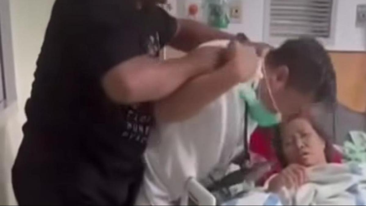 Dokter RSUD Sekayu yang dipaksa lepas masker oleh keluarga pasien. (Sumber: TikTok)