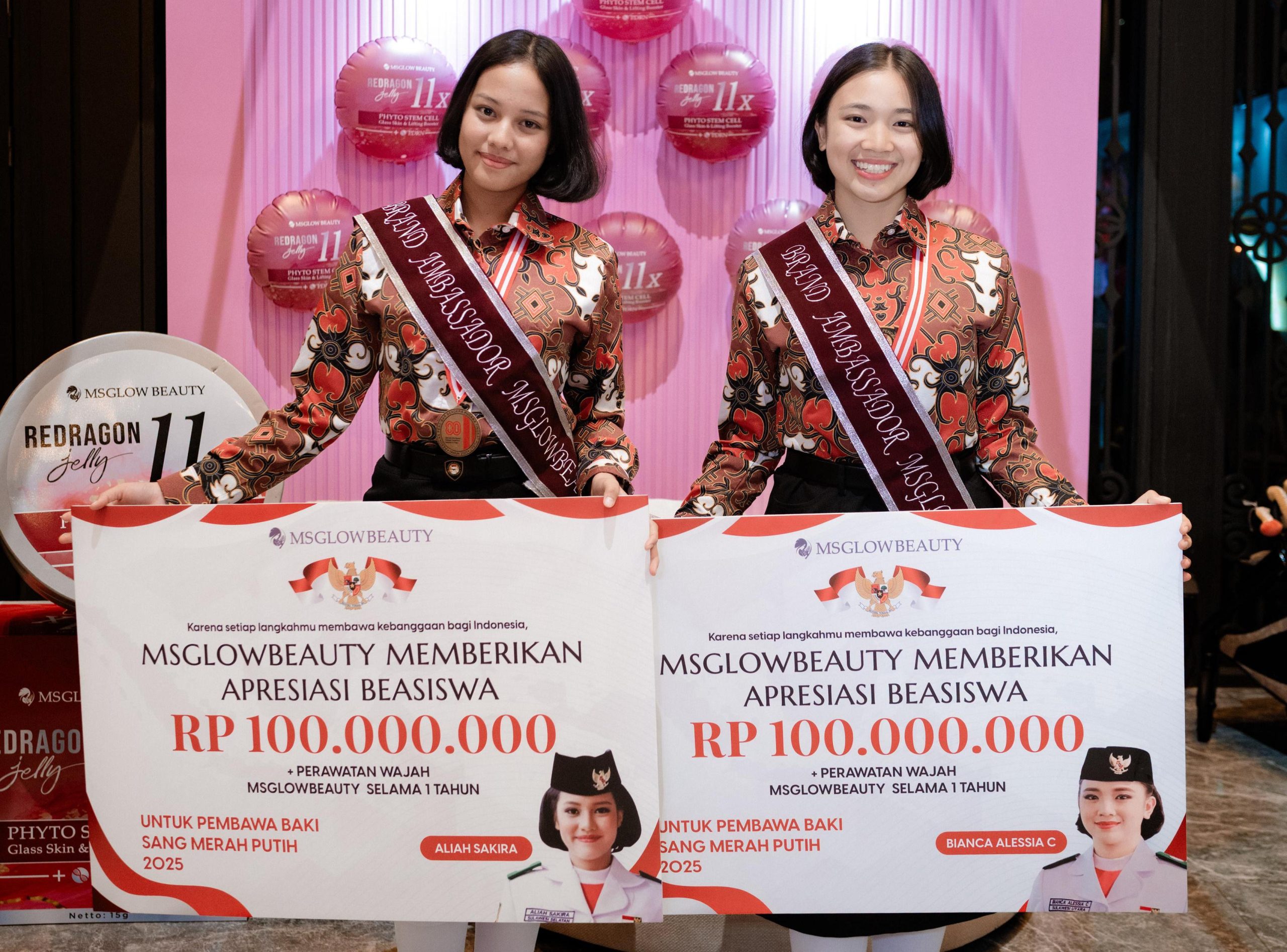 Dua Paskibraka Istana, Aliah Sakira dan Bianca Alessia mendapat beasiswa masing-masing Rp100 juta. (Sumber: MS Glow)