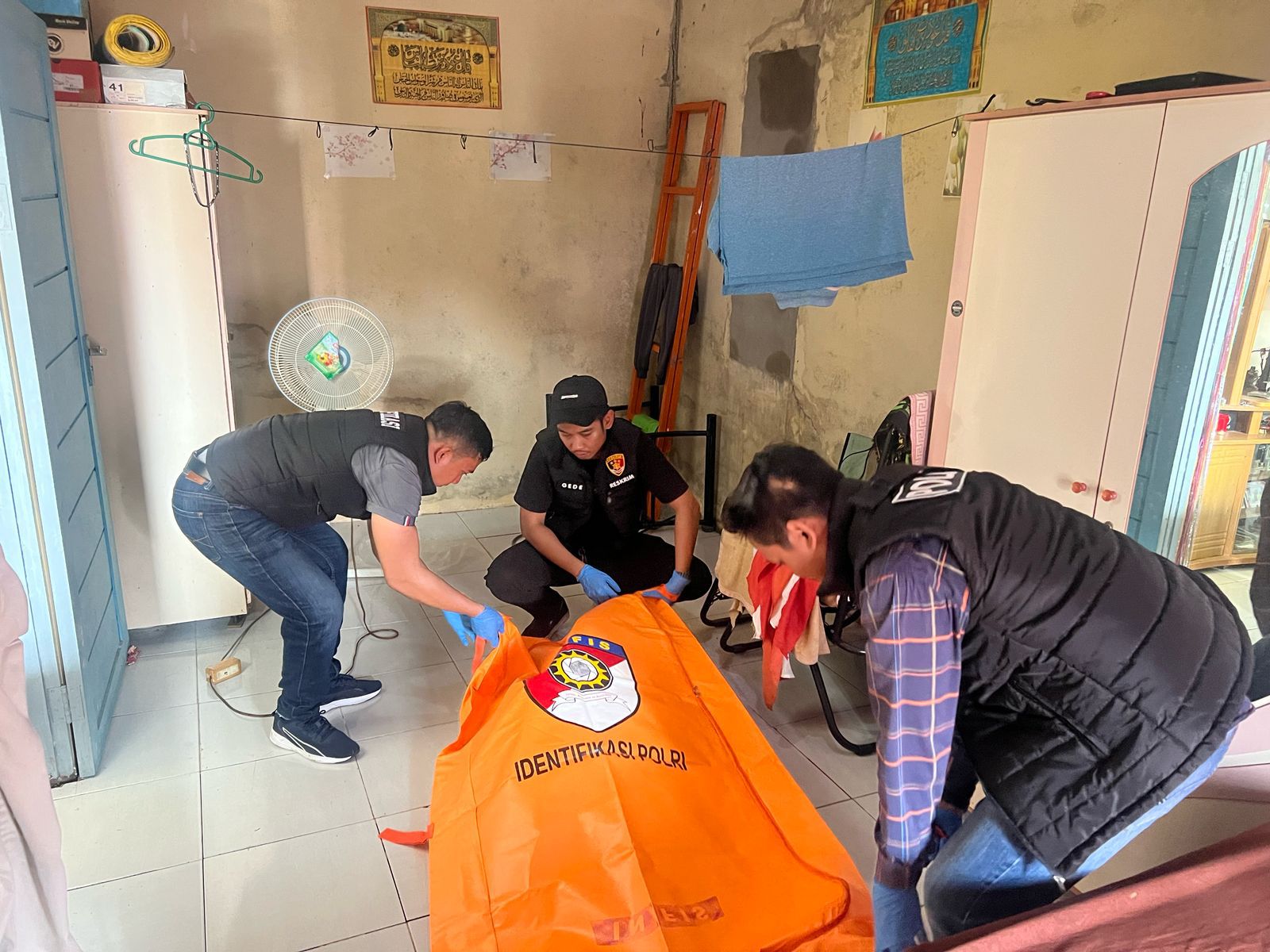 Petugas mengevakuasi korban ke RS Bhayangkara Pontianak. (Dok. Polsek Pontianak Utara)
