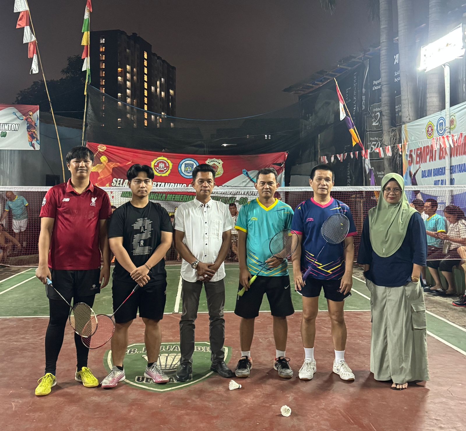 Ketua DPW Pusbakum Satria Advokasi Wicaksana DKI Jakarta Jecky Efrianto Bersama para Finalis Turnamen Badminton di Ulujami, Pesanggrahan, Jaksel (Foto: Istimewa)