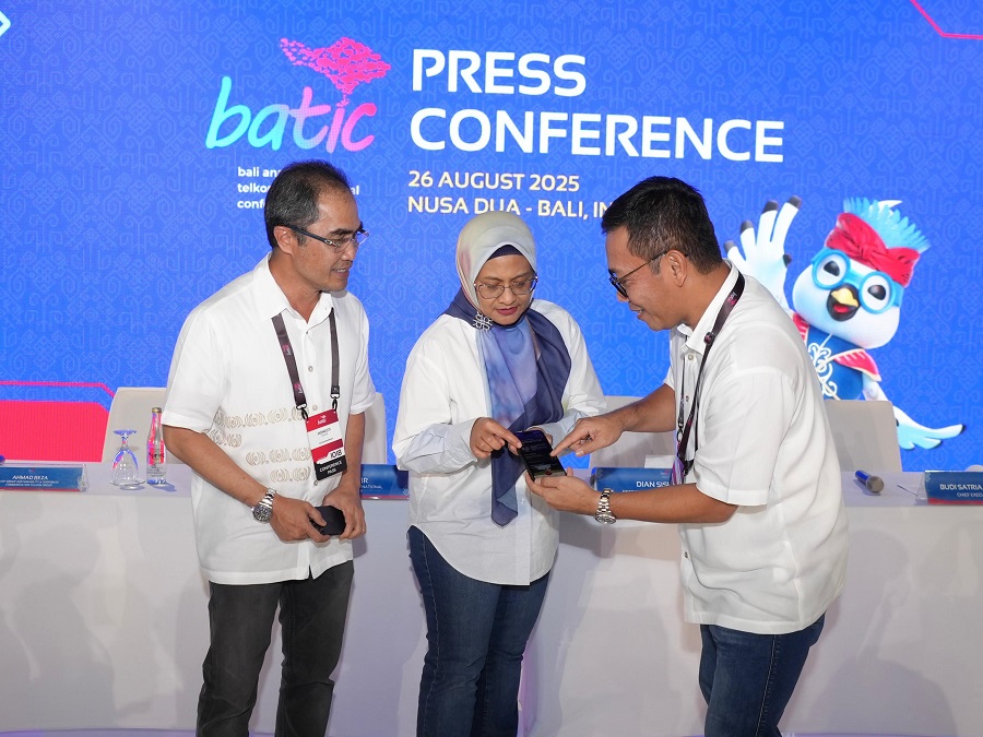 (kiri ke kanan) Direktur Wholesale &amp; International Services Telkom Honesti Basyir, Direktur Utama Telkom Dian Siswarini, dan CEO Telin Budi Satria Dharma Purba saat sesi Press Conference BATIC di The Westin Resort, Nusa Dua, Bali pada Selasa (26/8).