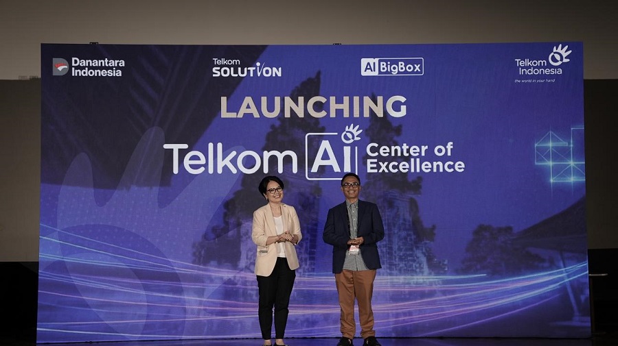 Direktur Enterprise &amp; Business Service Veranita Yosephine (kiri) dan Direktur IT Digital Telkom Faizal R. Djoemadi (kanan) saat acara peluncuran Telkom Artificial Intelligence (AI) Center of Excellence (CoE) di Bali pada, Kamis (28/8).