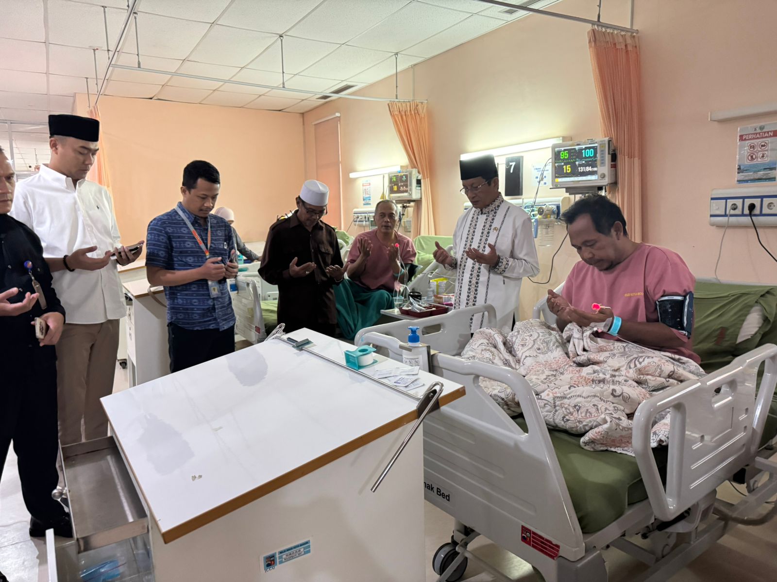 
Menag Nasaruddin Umar saat menjenguk para korban ambruknya bangunan Majelis Taklim Ashobiyyah di RS PMI dan RSUD Bogor, Minggu (7/9/2025). (Sumber: Kemenag)
