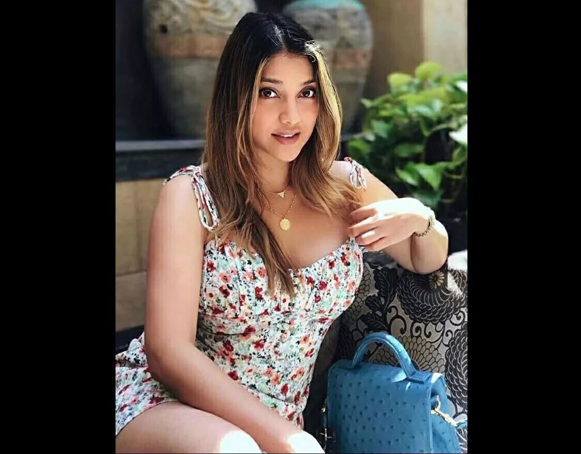 Artis seksi Sarah Azhari. (IG)

