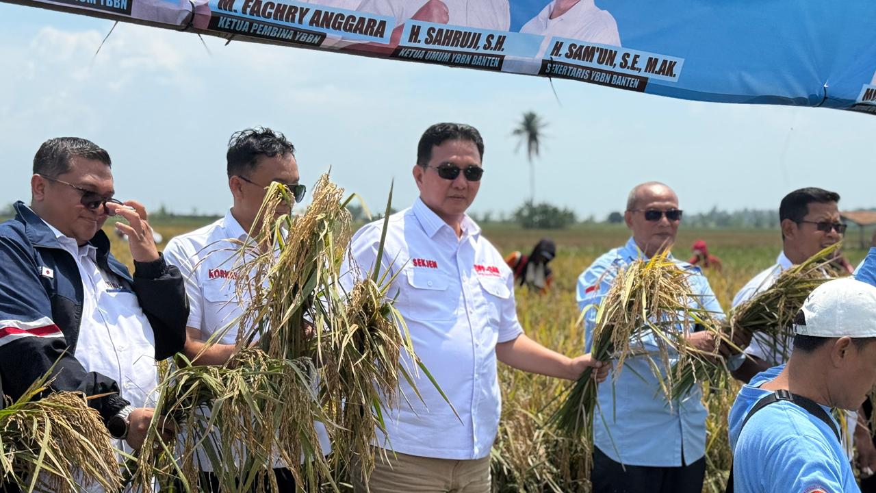 
Sekjen GAN, Erlambang Tri Sakti saat memperingati Hari Pancasila sekaligus panen padi benih unggul PS 08 di Kabupaten Serang, Banten. (Dok. Istimewa)
